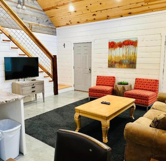 패밀리 스위트, Knotty Squirrel Cabins