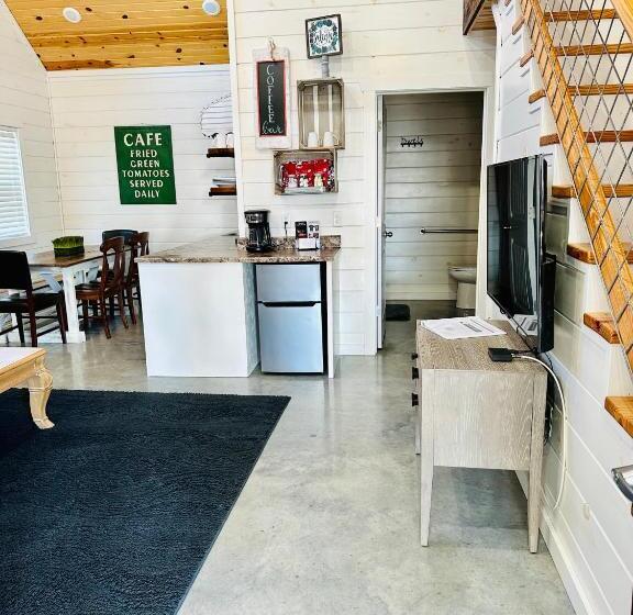 패밀리 스위트, Knotty Squirrel Cabins