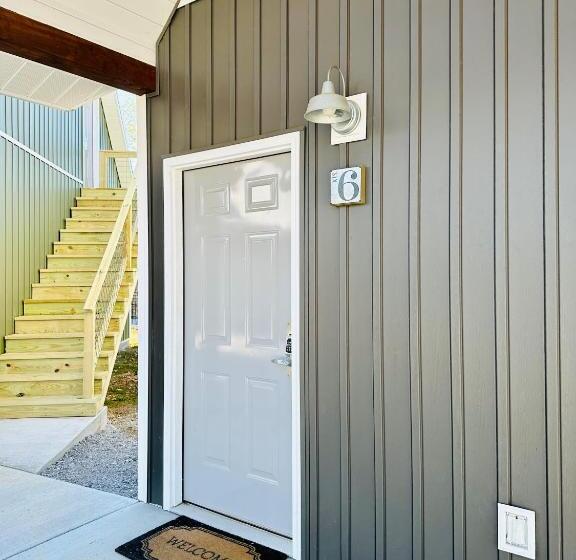 디럭스 스위트 킹 침대, Knotty Squirrel Cabins