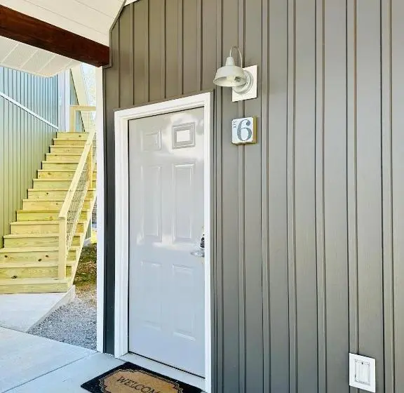 キングサイズベッドのデラックススイート, Knotty Squirrel Cabins
