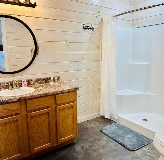 디럭스 스위트 킹 침대, Knotty Squirrel Cabins