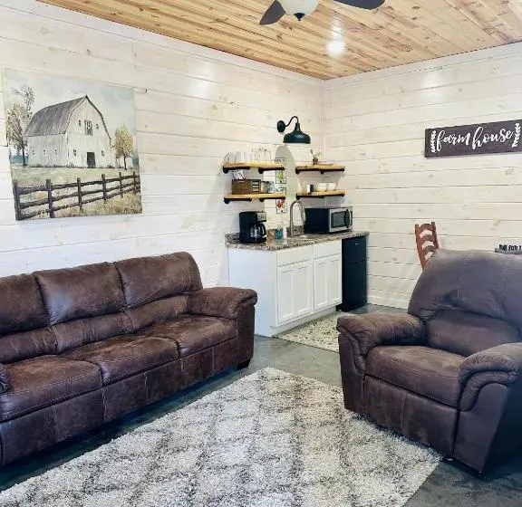 キングサイズベッドのデラックススイート, Knotty Squirrel Cabins
