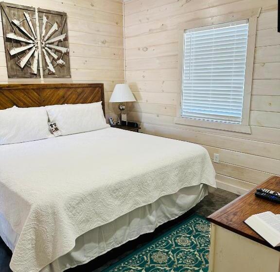 디럭스 스위트 킹 침대, Knotty Squirrel Cabins