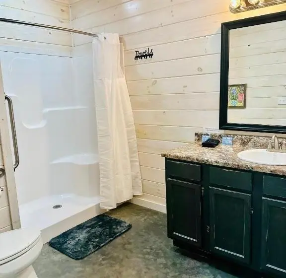 キングサイズベッドのデラックススイート, Knotty Squirrel Cabins
