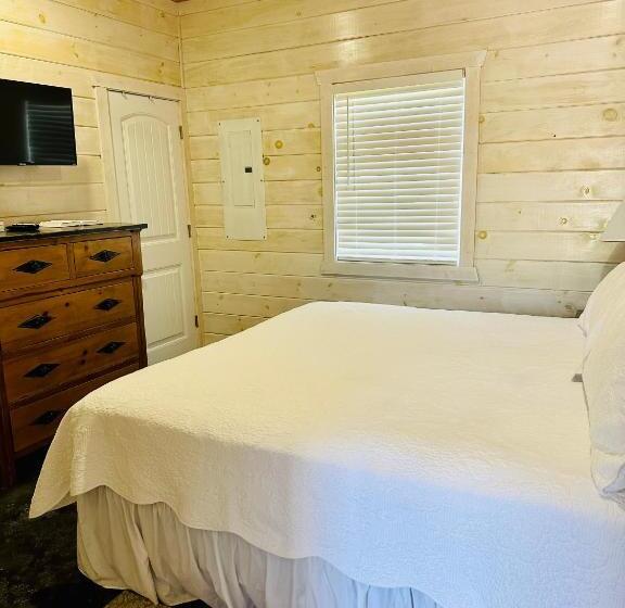 디럭스 스위트 킹 침대, Knotty Squirrel Cabins