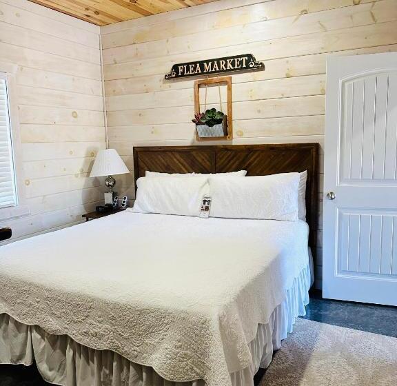 디럭스 스위트 킹 침대, Knotty Squirrel Cabins