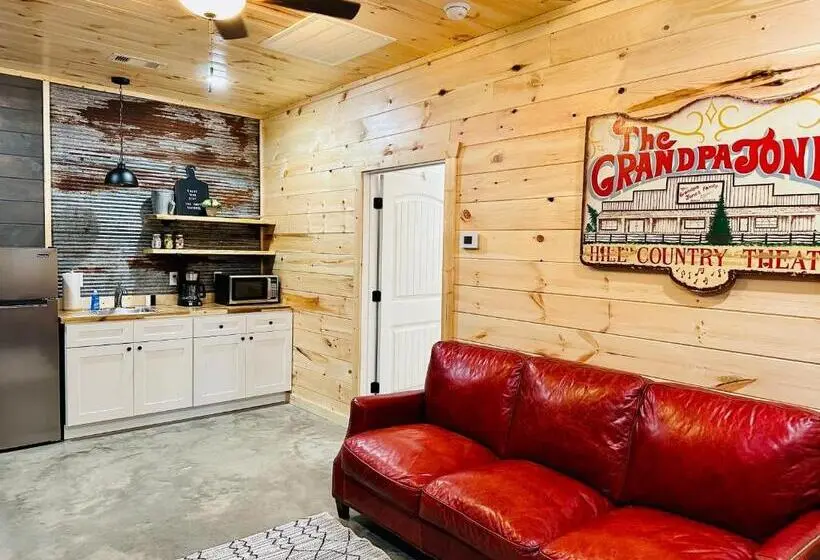 キングサイズベッドのスイートルーム, Knotty Squirrel Cabins