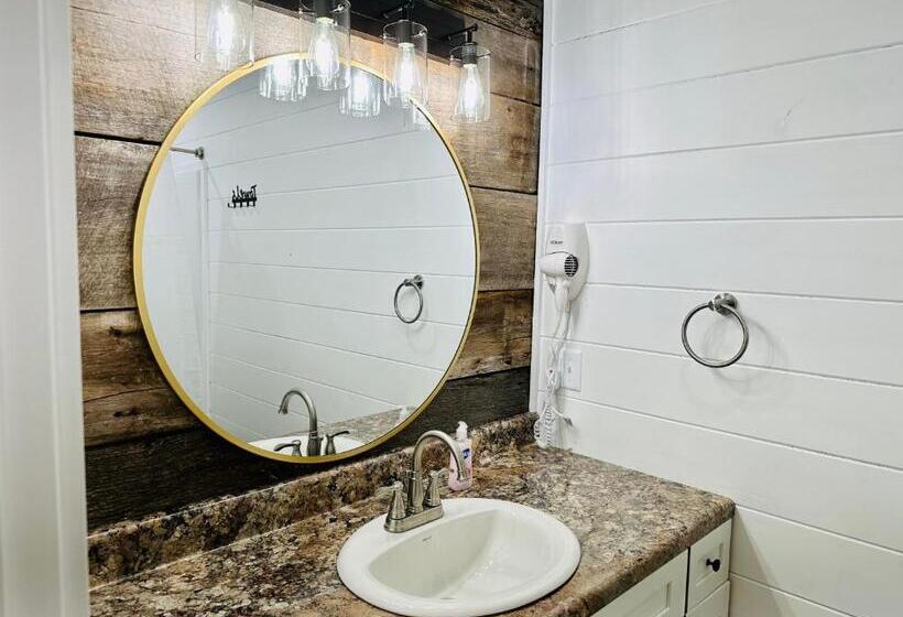 스위트 킹사이즈 침대, Knotty Squirrel Cabins