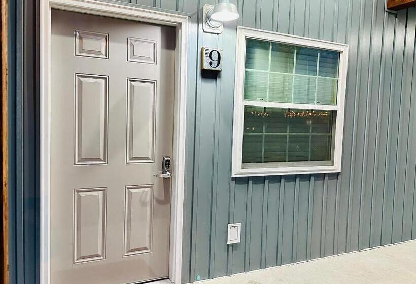 스위트 킹사이즈 침대, Knotty Squirrel Cabins