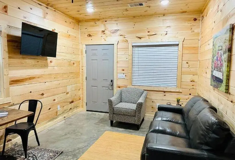 キングサイズベッドのスイートルーム, Knotty Squirrel Cabins