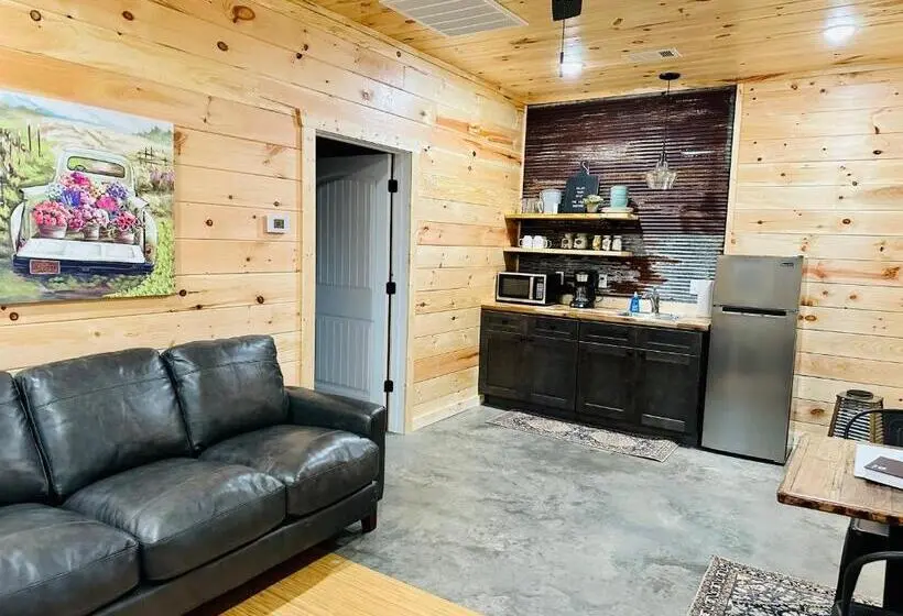 キングサイズベッドのスイートルーム, Knotty Squirrel Cabins