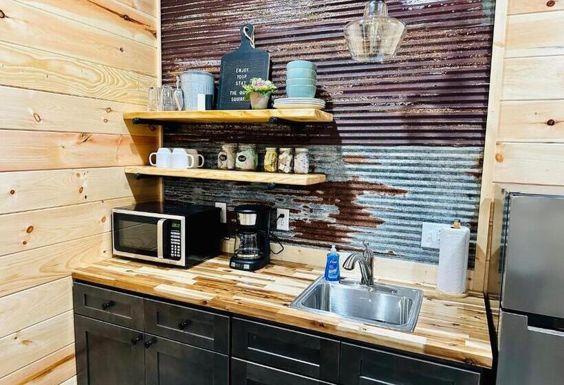 스위트 킹사이즈 침대, Knotty Squirrel Cabins