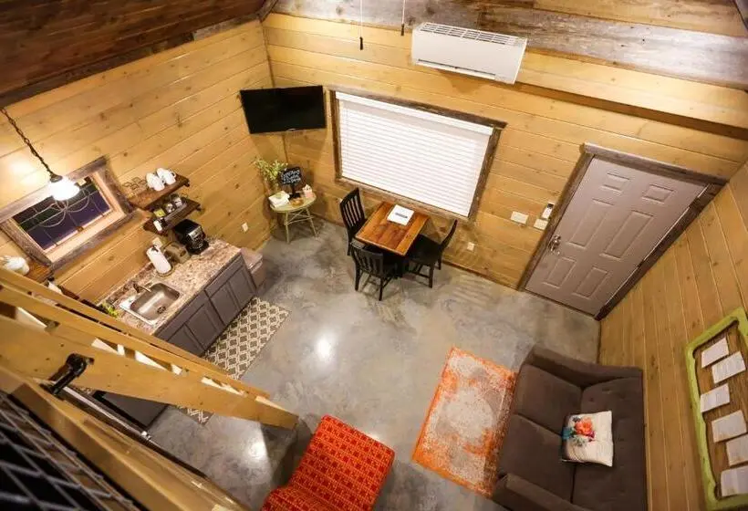 スタンダードルーム, Knotty Squirrel Cabins
