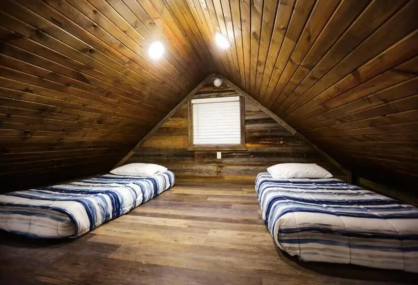 スタンダードルーム, Knotty Squirrel Cabins