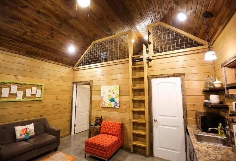 スタンダードルーム, Knotty Squirrel Cabins