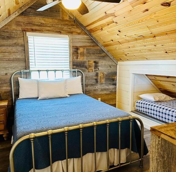 패밀리 스위트, Knotty Squirrel Cabins