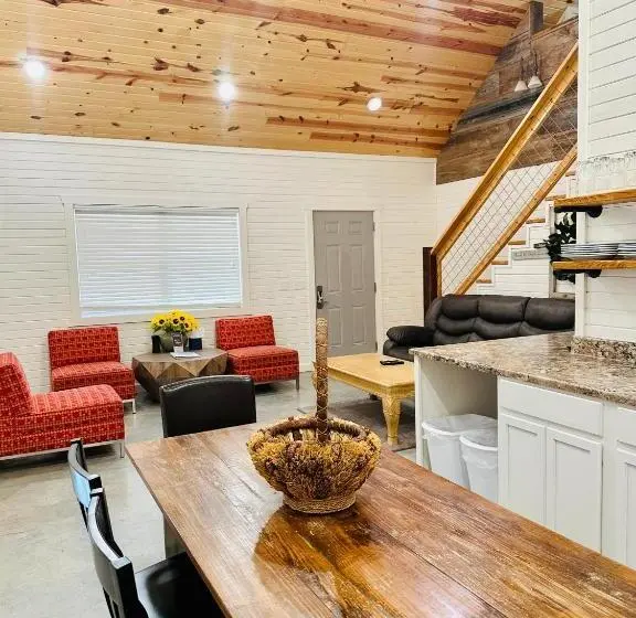 スイート（家族用）, Knotty Squirrel Cabins