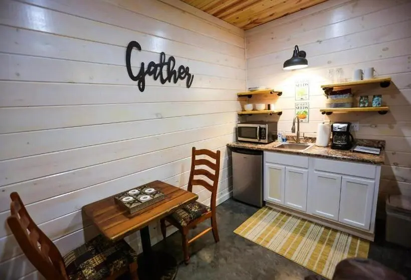 キングサイズベッドのデラックススイート, Knotty Squirrel Cabins