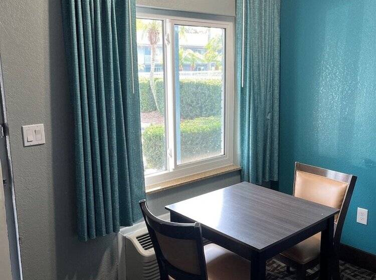 带2个双人床的标准工作室, Brandon Motor Lodge