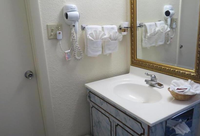 غرفه قياسيه سريرين مزدوجين, Budget Host Airport Inn