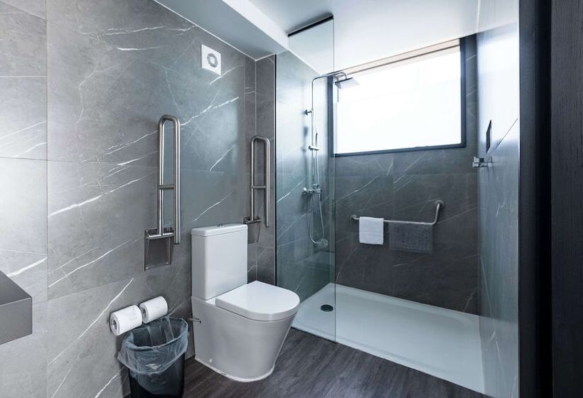 סוויטת ג'וניור מותאמת לאדם עם מוגבלויות, Ola Santiago Providencia, Tapestry Collection By Hilton