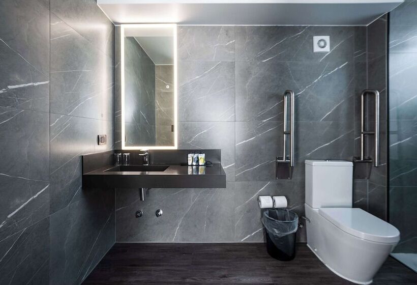 סוויטת ג'וניור מותאמת לאדם עם מוגבלויות, Ola Santiago Providencia, Tapestry Collection By Hilton