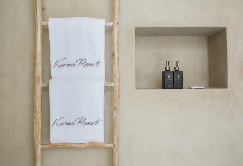 디럭스 룸 킹사이즈 침대, Karma Resort