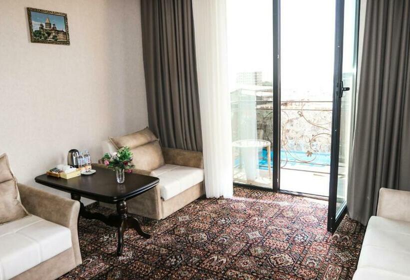 디럭스 주니어 스위트, Konyak