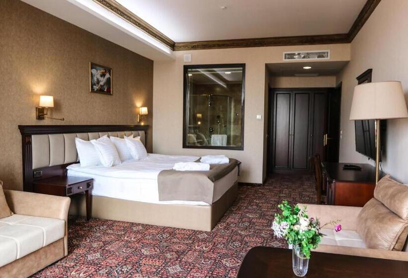 디럭스 주니어 스위트, Konyak