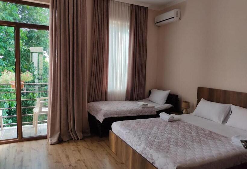 اتاق استاندارد سه تخته با بالکن, Flamingo