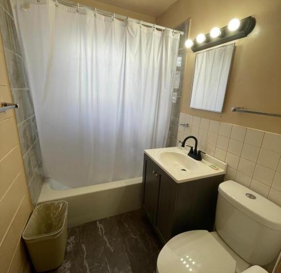 اتاق خانوادگی, Des Plaines Motel