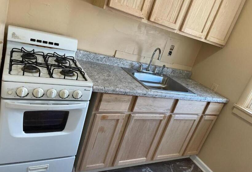 Семейный Номер, Des Plaines Motel