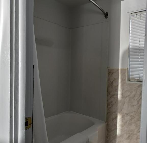 غرفة قياسية, Eight Bar B Motel