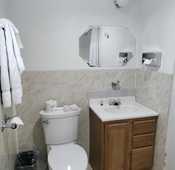 غرفة قياسية, Eight Bar B Motel