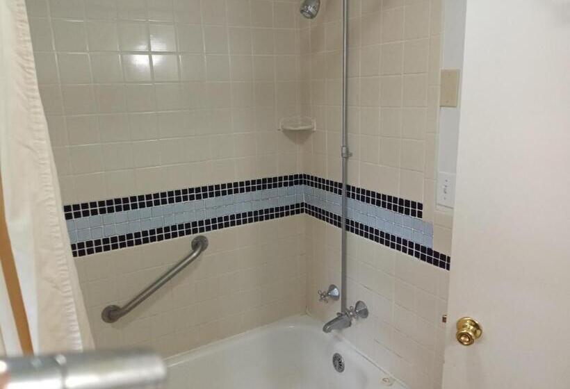 غرفة قياسية, Eight Bar B Motel