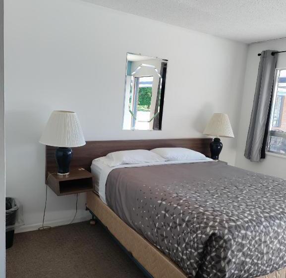 غرفة ديلوكس, Eight Bar B Motel