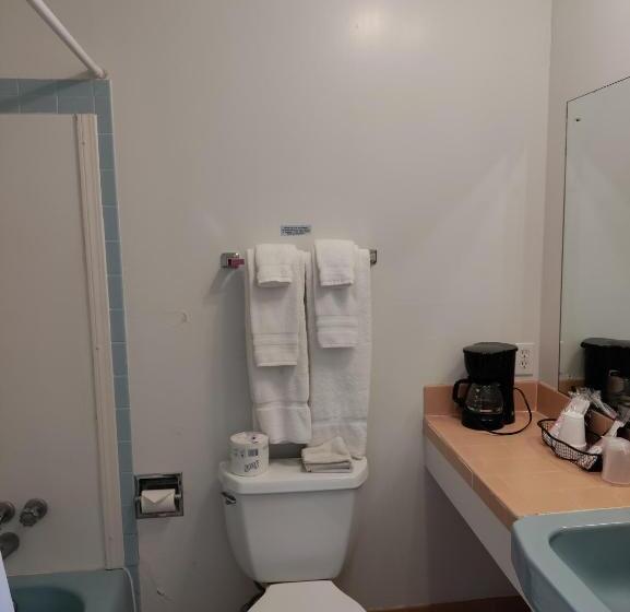 Номер Deluxe, Eight Bar B Motel