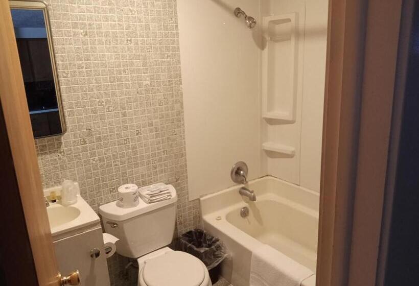 جناح عائلي, Eight Bar B Motel