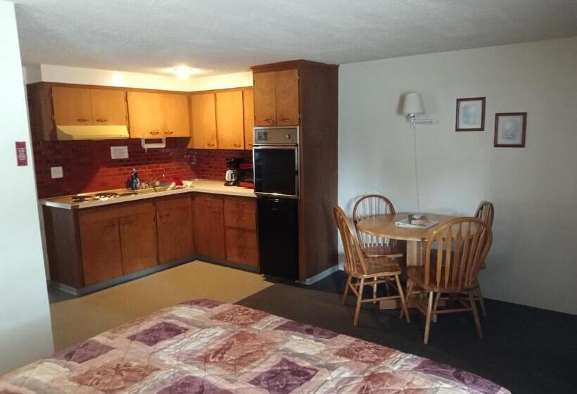 جناح عائلي, Eight Bar B Motel