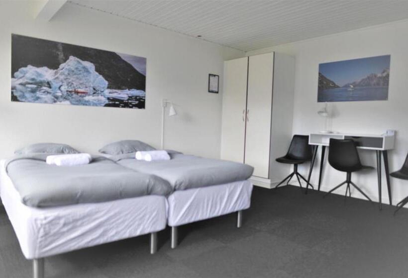 اتاق خانوادگی با سرویس بهداشتی مشترک, Nuuk City Hostel