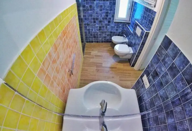 اتاق اکونومی, Aramoni B&b