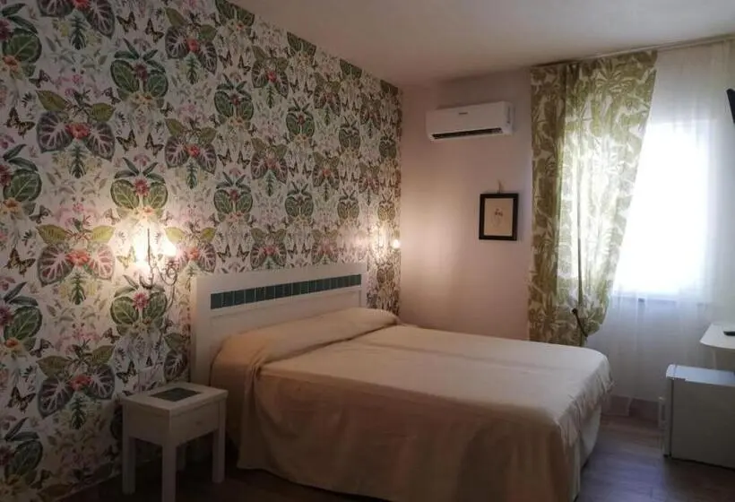 اتاق خانوادگی, Aramoni B&b