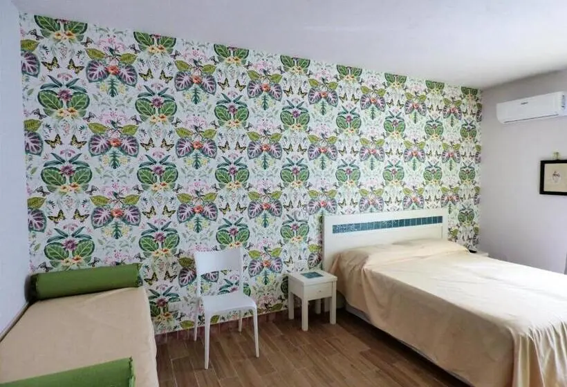 اتاق خانوادگی, Aramoni B&b