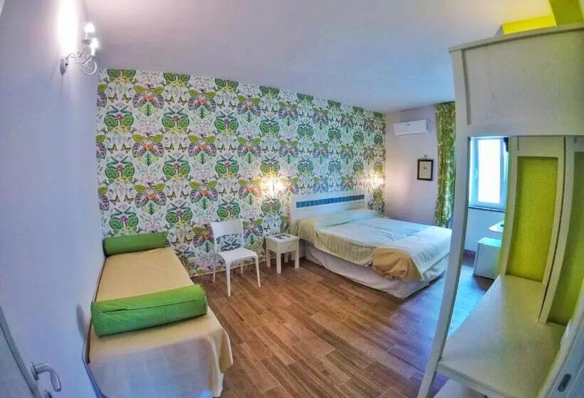 اتاق خانوادگی, Aramoni B&b