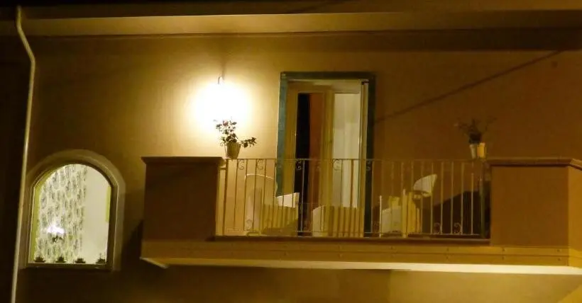 اتاق لوکس با بالکن, Aramoni B&b