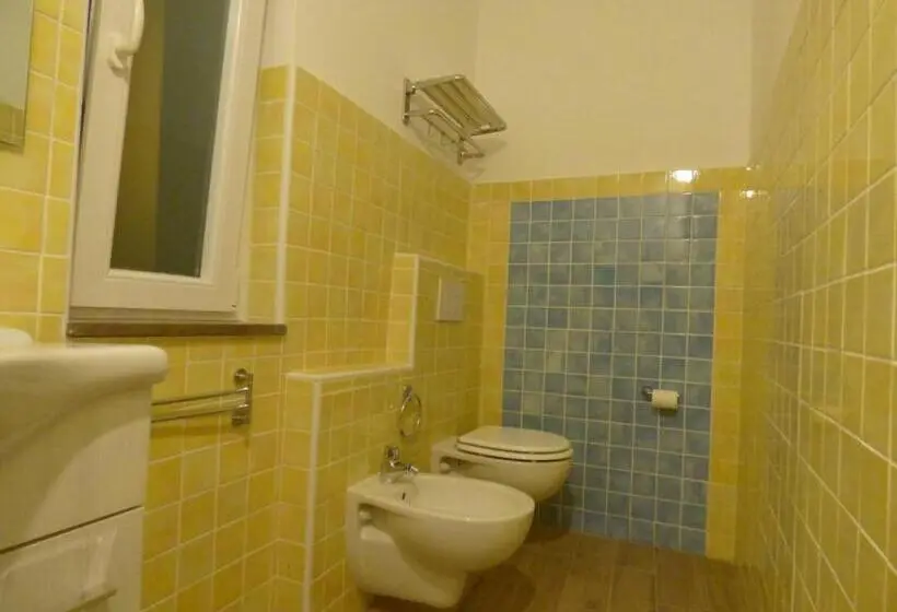 اتاق لوکس با بالکن, Aramoni B&b