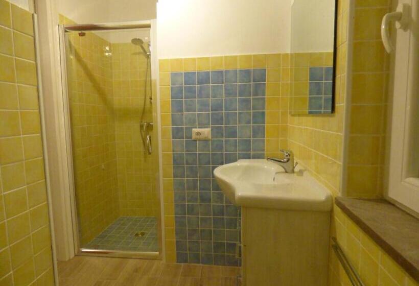 اتاق لوکس با بالکن, Aramoni B&b