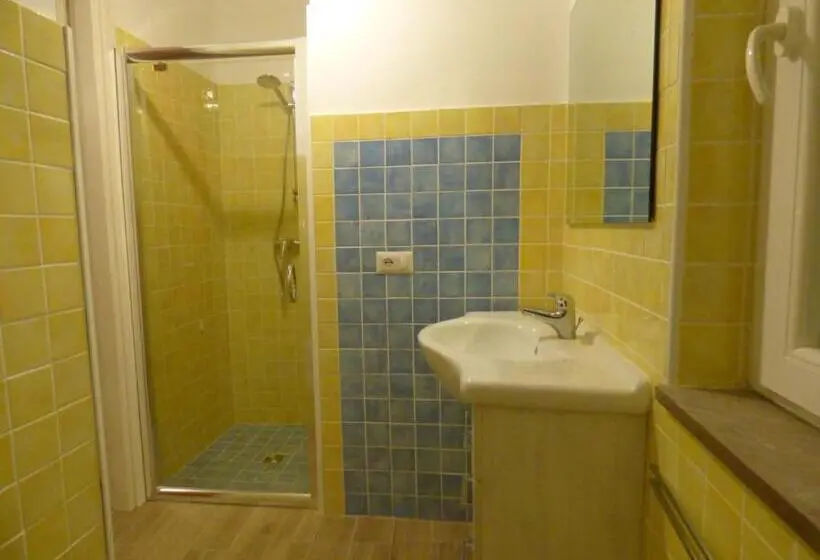 اتاق لوکس با بالکن, Aramoni B&b
