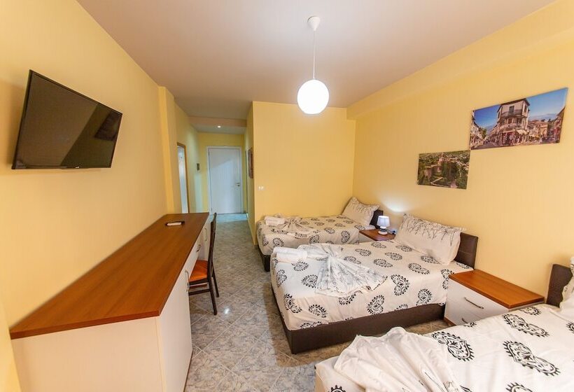 חדר סטנדרט לשלושה עם מרפסת, Fiore