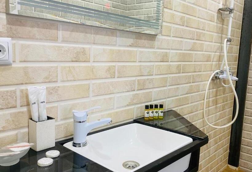 اتاق خانوادگی با چشم‌انداز باغ, Vache